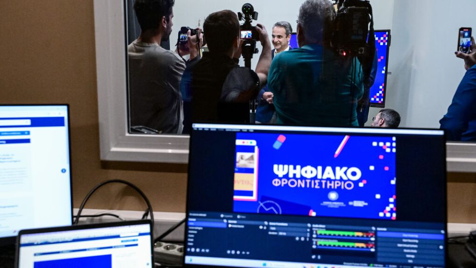 Από την επίσκεψη του πρωθυπουργού Κυριάκου Μητσοτάκη στο υπουργείο Παιδείας, με αφορμή την έναρξη του Ψηφιακού Φροντιστηρίου
